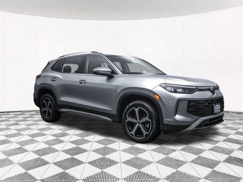 Used 2025 Volkswagen Tiguan SE image 38