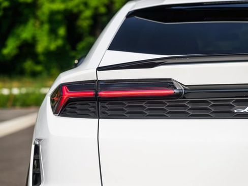 Used 2025 Lamborghini Urus SE AWD/4WD image 77