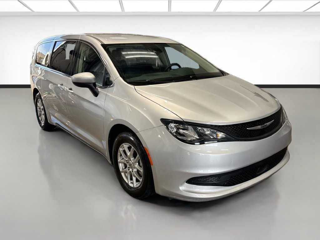 Used 2023 Chrysler Voyager LX FWD image 3
