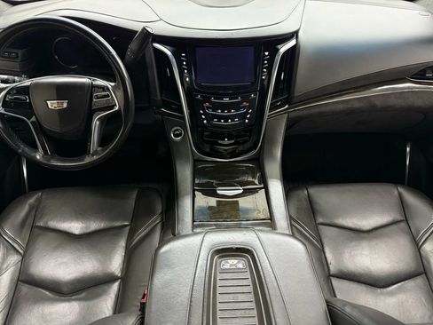Used 2019 Cadillac Escalade Platinum image 2