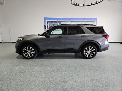 Used 2025 Ford Explorer ST-Line AWD/4WD image 5