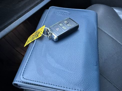 Used 2020 Land Rover Discovery Landmark image 30