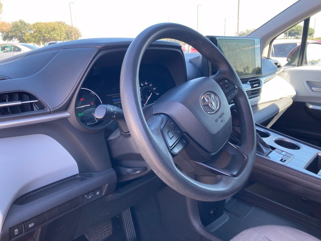 Used 2025 Toyota Sienna LE FWD image 9