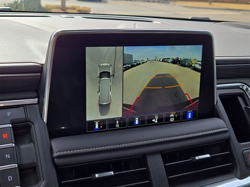 Used 2023 GMC Yukon SLT w/ SLT Premium Package image 18