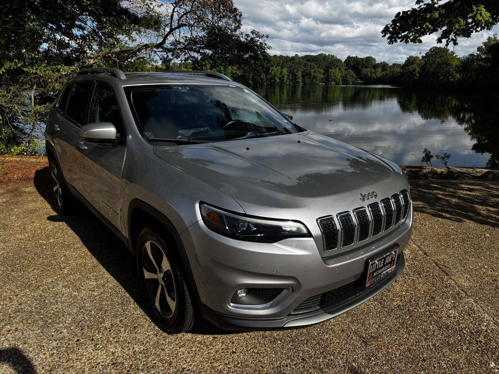 Used 2019 Jeep Cherokee Limited w/ Luxury Group AWD/4WD image 2