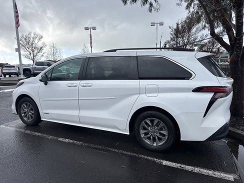 Used 2021 Toyota Sienna LE w/ LE Plus Package image 10