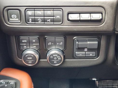 Used 2023 GMC Yukon XL Denali Ultimate AWD/4WD image 21