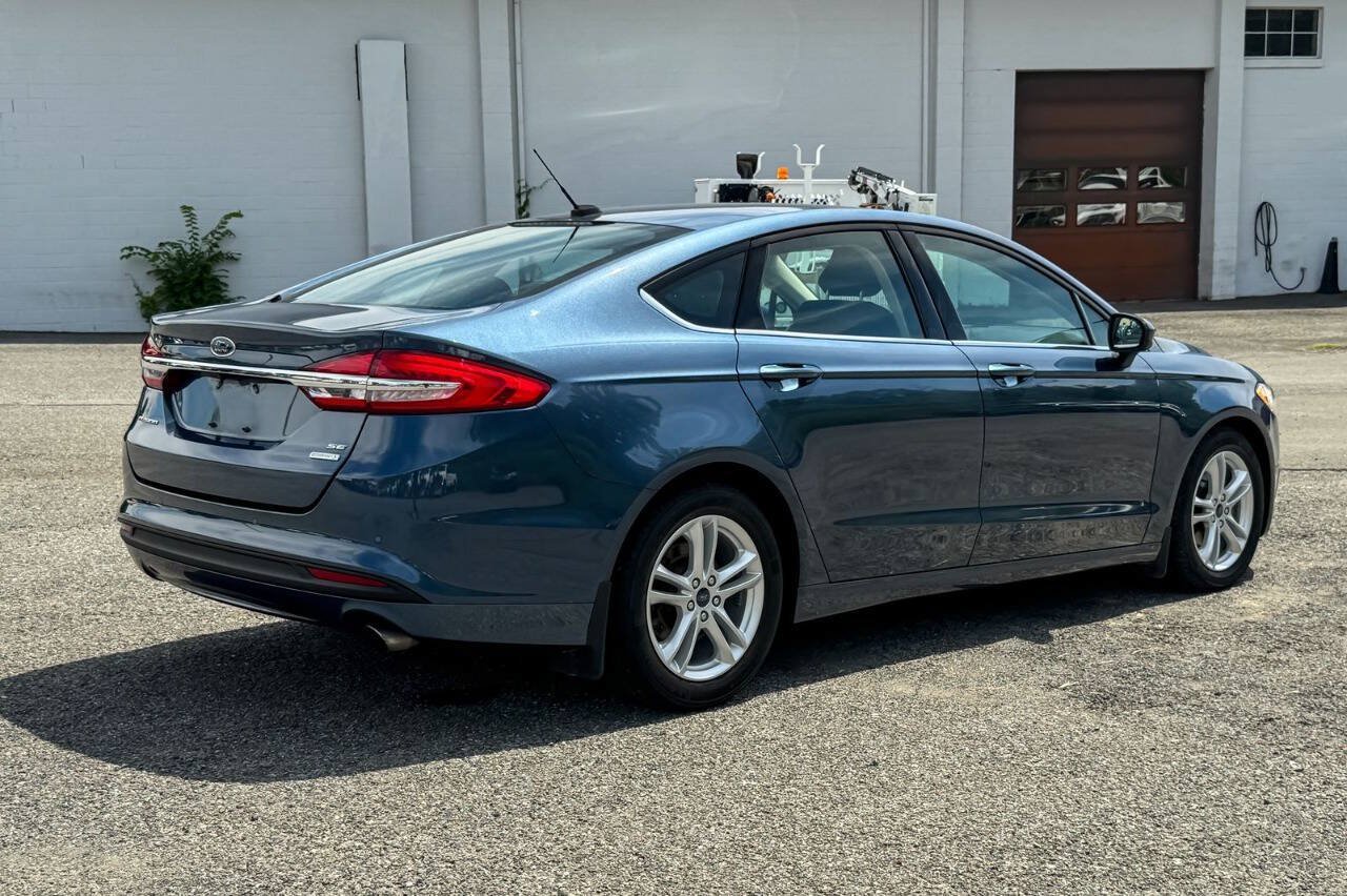 Used 2018 Ford Fusion SE w/ Fusion SE Technology Package FWD image 3