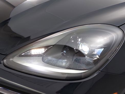 Certified 2023 Porsche Cayenne image 33