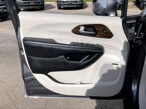 Used 2022 Chrysler Pacifica Limited image 20