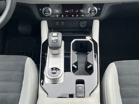 Used 2025 Mitsubishi Outlander SE FWD image 4