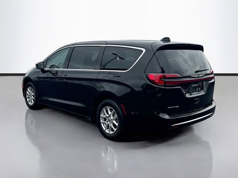 Used 2024 Chrysler Pacifica Touring-L FWD image 5