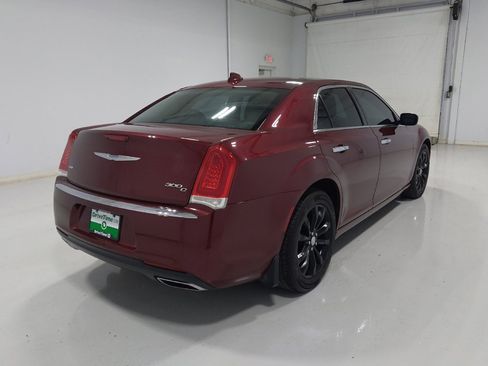 Used 2017 Chrysler 300 C image 9
