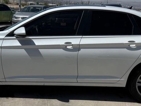 Used 2024 Volkswagen Jetta SE FWD image 5