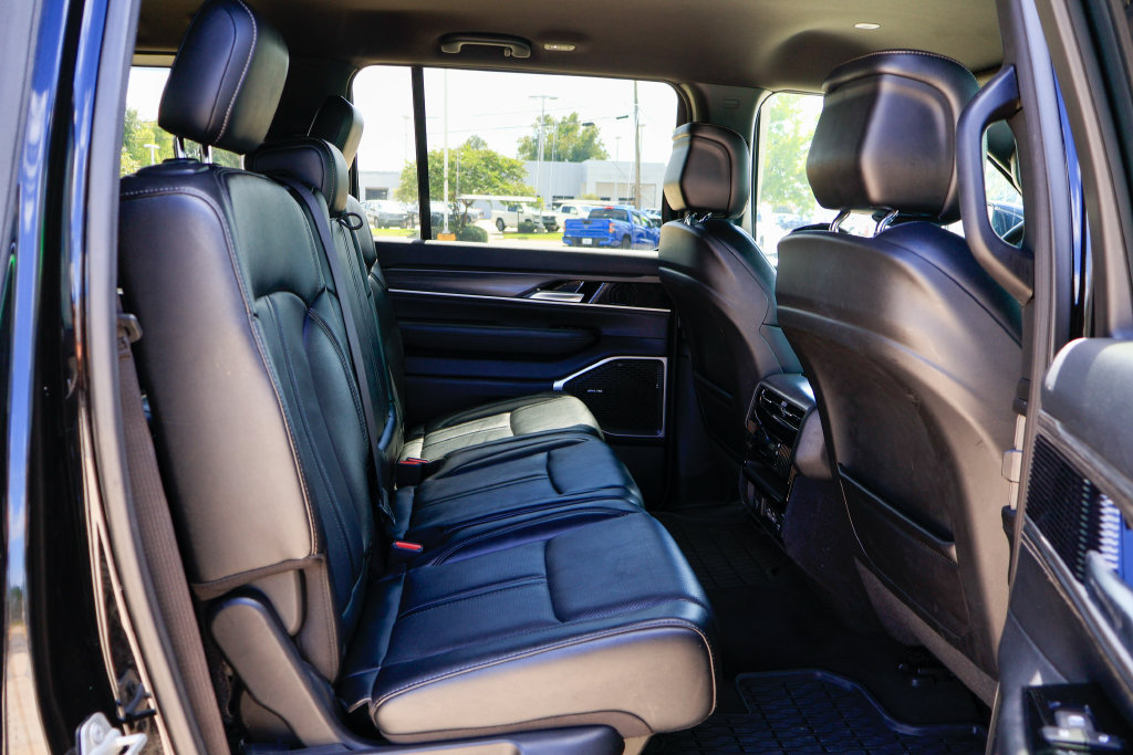 Used 2024 Jeep Wagoneer Series II w/ Flexible Seating Group RWD image 10
