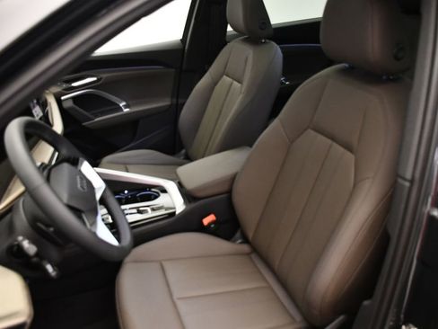 Certified 2025 Audi Q5 Premium w/ Convenience Package image 37