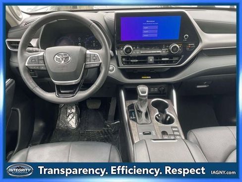 Used 2024 Toyota Highlander Platinum FWD image 14