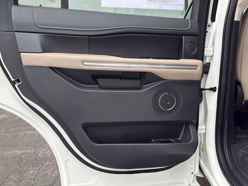 Used 2023 Ford Expedition Limited image 21