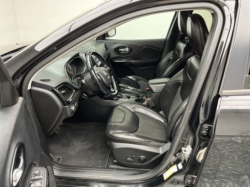 Used 2021 Jeep Cherokee Latitude Plus FWD image 3