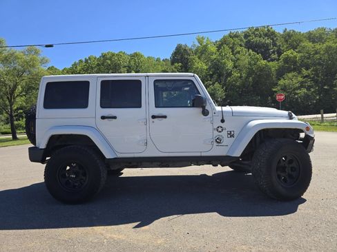 Used 2015 Jeep Wrangler Unlimited Sahara AWD/4WD image 16