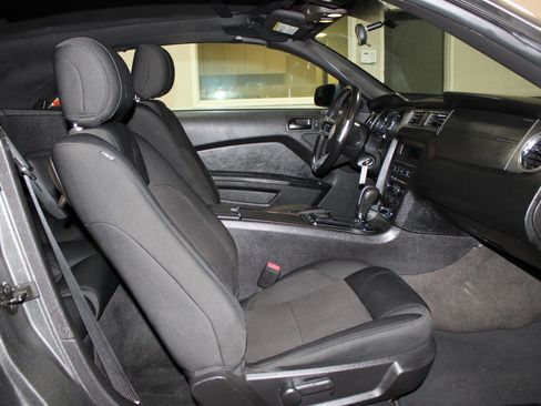 Used 2014 Ford Mustang Convertible RWD image 22