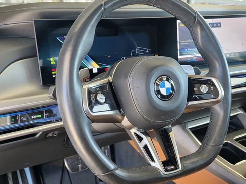 Used 2023 BMW 740i image 10