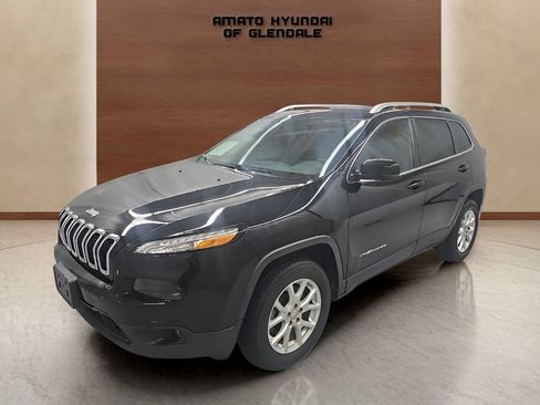 Used 2017 Jeep Cherokee Latitude w/ Safety/Convenience Group AWD/4WD image 2