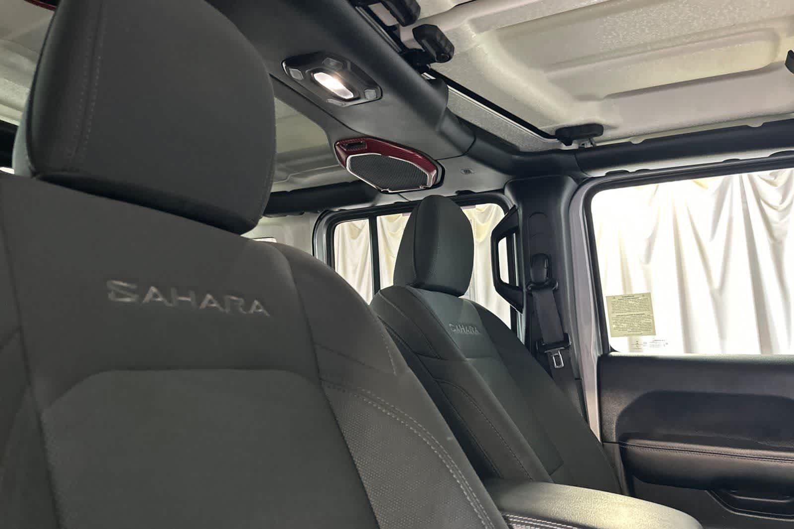 Used 2018 Jeep Wrangler Unlimited Sahara AWD/4WD image 17