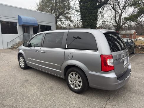 Used 2013 Chrysler Town & Country Touring image 2