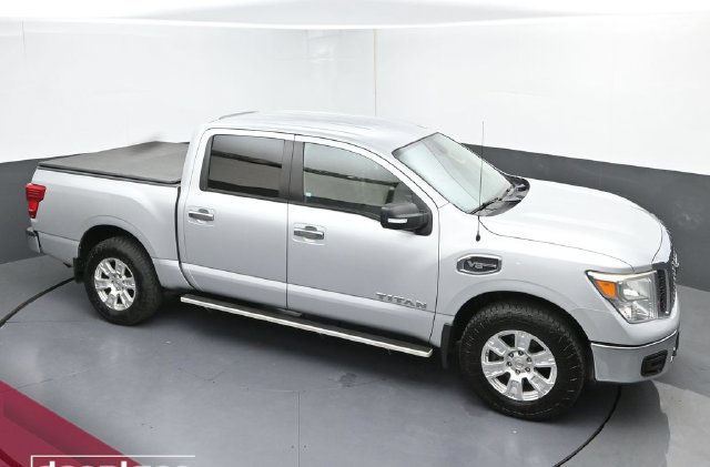 Used 2017 Nissan Titan SV AWD/4WD image 16