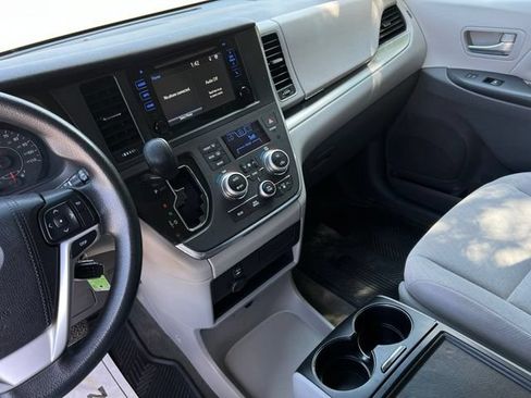 Used 2016 Toyota Sienna LE w/ Outdoor Package FWD image 31