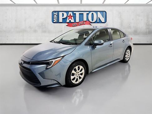 Used 2023 Toyota Corolla LE image 3