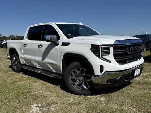 New 2026 GMC Sierra 1500 SLT image 2