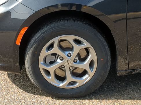 Used 2023 Chrysler Pacifica Limited image 21