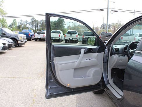 Used 2013 Toyota Highlander Plus w/ Cold Weather Pkg image 26