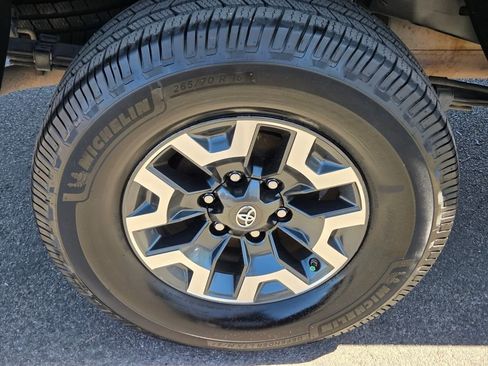 Used 2019 Toyota Tacoma TRD Off-Road w/ Technology Package AWD/4WD image 11