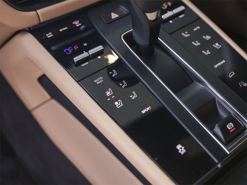 Used 2025 Porsche Macan image 26