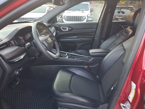 Used 2025 Jeep Compass Trailhawk AWD/4WD image 4