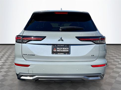 New 2026 Mitsubishi Outlander SE image 6