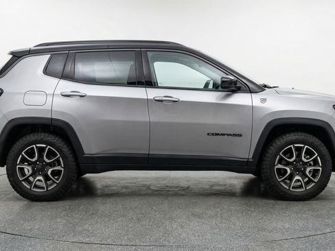 Used 2025 Jeep Compass Trailhawk image 11