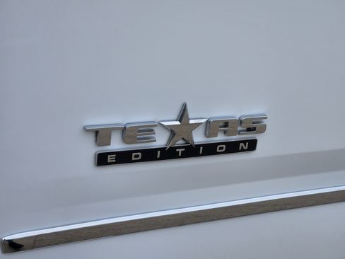 Used 2019 Chevrolet Tahoe LT w/ LT Signature Package RWD image 7