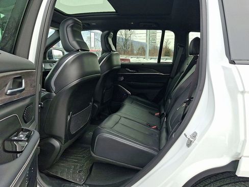Used 2022 Jeep Grand Cherokee Overland w/ Luxury Tech Group IV AWD/4WD image 12