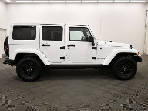 Used 2017 Jeep Wrangler Unlimited Sahara AWD/4WD image 9