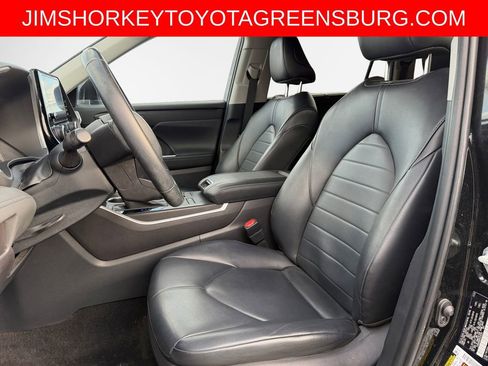Used 2023 Toyota Highlander XLE AWD/4WD image 12