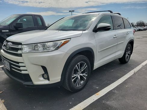 Used 2017 Toyota Highlander Plus image 1