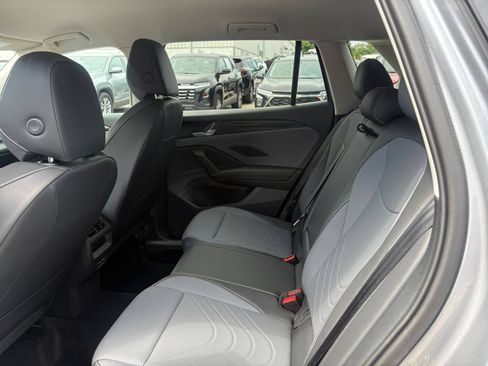 Used 2026 Volkswagen Tiguan SE AWD/4WD image 17