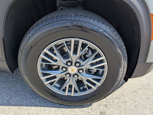 Used 2025 Chevrolet Traverse LT image 11