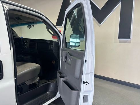 Used 2016 Chevrolet Express 3500 LT w/ LT Preferred Equipment Group image 18