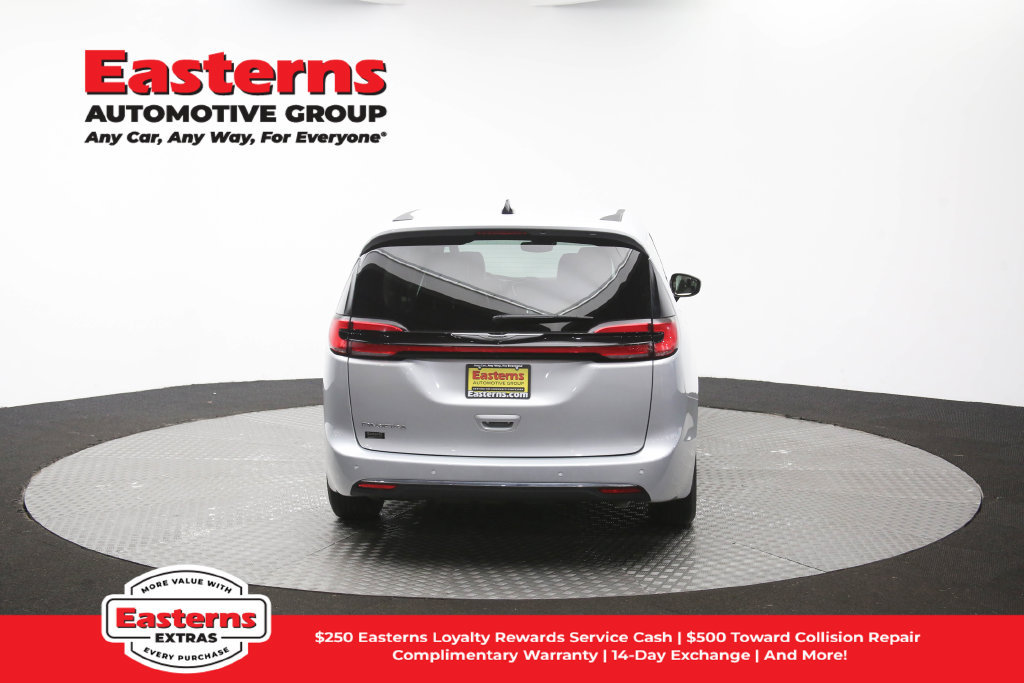 Used 2024 Chrysler Pacifica Touring-L FWD image 37