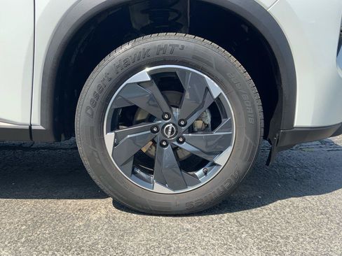 Used 2024 Nissan Rogue SV AWD/4WD image 25